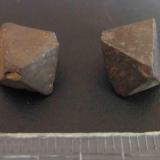 Magnetita
Brasil
1 cm. la longitud mayor 
Dos octaedros irregulares y mal rematados.  Fuertemente magnéticos, atraen al imán. (Autor: prcantos)