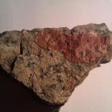 Nemalita (variedad de brucita)
Benahavís, Málaga, Andalucía, España
8 x 4&rsquo;5 cm. el fragmento de roca; 4&rsquo;5 x 2 cm. la costra rojiza 
Costra rojiza masiva en dunita alterada. (Autor: prcantos)