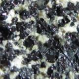 Cromita
Complejo ofiolítico de Troodos, Chipre
Ancho de encuadre 1 cm. aprox.
Granos negros de cromita junto a serpentina masiva amarillenta. (Autor: prcantos)
