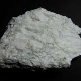 Magnesita
Siegen, Alemania
7’5 x 5 x 3’5 cm.
Agregado masivo con cierto aspecto fibroso y color blanco apagado.  Se reconocen zonas verdosas (probablemente de minerales de serpentina). (Autor: prcantos)
