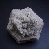 Dolomita pseudomórfica tras aragonito
Cottonwood Draw, Chavez Co., Nuevo Méjico, EEUU
7,5 X 6 X 5 cm.
Maclas cíclicas de aragonito que se han transformado en dolomita. Grupo de cristales flotantes sin daño. (Autor: Antonio Alcaide)