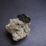 Hematites y rutilo
Val Curnera, Tavetsch, Graubunden, Suiza
4 x 3,5 x 3,5 cm.
Pieza de localidad clásica alpina. El cristal de hematites mide 2 cm y presenta rutilo epitáctico, que ha crecido orientado según el hematites. Además, un pequeño cuarzo biterminado y pequeños escalenoedros de calcita. De colección antigua (circa 1910), con bonita etiqueta autógrafa. (Autor: Antonio Alcaide)