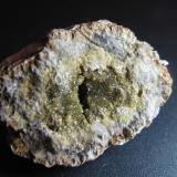 Anapaita
Bellver de Cerdanya, Lérida, Cataluña, España
3’5 x 2’5 cm.
Mitad de un nóculo fosfatado elipsoidal que incluye cristales en la vacuola central. (Autor: prcantos)