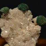 Malaquita sobre cuarzoEl Coriellu Mine, El Coriellu, San Cosme de Llerandi, Parres, Comarca del Sueve, Principality of Asturias (Asturias), Spain4 x 4 cm. (Autor: Quexigal)