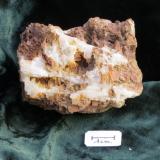 Thomsenolita (y quizás Pachnolita)
Ivigtut, Groenlandia
5,5 x 4,5 x 4,5 cm
masiva y en cristales.
La superficie tiene una capa de óxidos de hierro, típico en muchas piezas de Ivigtut. (Autor: Kaszon Kovacs)