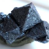 Hematites sobre Magnetita.
Volcan Payún, Altiplano de Payún Matru, Malargüe Department, Mendoza, Argentina.
Medidas pieza: 2,3x2,1x1,5 cm. (Autor: Sergio Pequeño)