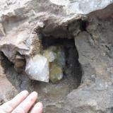 Close-up of the 20 cm. vug. In situ, the large quartz grew from the roof of the pocket, the block rests on it’s side. (Author: vic rzonca)