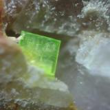 Autunita
Belvís de Monroy - Cáceres - Extremadura - España
cristal de 3 x 3 mm.
 (Autor: P. apita)
