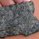 Antofilita, Gedrita
Distrito de Nuuk, Groenlandia
4 x 5 x 0,8 cm
La combinación se llama  “Nuummita”
(Anthophyllite with Gedrite, rock called “nuummite”) (Autor: Kaszon Kovacs)