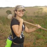 Jordana feliz con los resultados del campo en Candeias, Minas Gerais- Brasil. (Autor: Anisio Claudio)