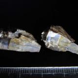 Cianita
Loma del Gato, Almuñécar, Granada, Andalucía, España
2’5 x 1’3 cm.
Los dos fragmentos en que se rompió este cristal al sacarlo de su grieta de cuarzo.  El de la izquierda ha quedado convexo, y el de la derecha cóncavo. (Autor: prcantos)