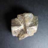 Estaurolita
Morbihan, Bretaña, Francia
2x2 cm.
Macla ortogonal en cruz. (Autor: prcantos)