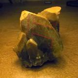 Barita
Mina Barega, Gonnesa-Carbonia, Iglesias, Cerdeña, Italia
8 x 7,5 x 7 cm.
Indicación sobre el cristal principal de las direcciones de exfoliación según m {210}, lo que leo en el Sinkankas como: "la exfoliación según m {210} aparece como una red en zigzag de fisuras parcialmente desarrolladas, reflectantes y en ángulo recto respecto a las más abiertas caras c {001}". Curiosamente leo en el Manual de Dana que la exfoliación es perfecta según c, y sólo pobre según m. (Autor: Antonio Alcaide)