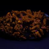 Piromorfita (Iluminada con UV, onda media)
Mina Les Farges, Ussel, Corréze, Francia
6 x 4 cm aprox.
Fluorescencia en UV, onda media. (Autor: Iván Blanco (PDM))