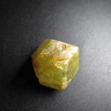 Andradita-grosularia
Sandaré, Nioro du Sahel Circle, Kayes Region, Malí
1’5 x 1’6 cm.
Medio cristal (en la foto se ve la parte superior con las caras cristalinas). (Autor: prcantos)