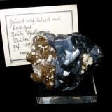 Galena, siderite, calcite
Pfaffenberg mine, Neudorf, Harz, Saxony-Anhalt, Germany.
6 x 4,5 cm
1843 find with old Bergakademie Freiberg label. (Author: Andreas Gerstenberg)