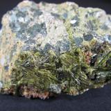 Epidota
Casterner de les Olles, Tremp, Lérida, Cataluña, España
6 x 4 cm.
Vista trasera. La parte posterior del mismo fragmento contiene muchos cristales aciculares. (Autor: prcantos)