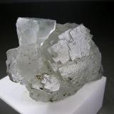 Fluorita con calcopirita
Mina Emilio - Loroñe - Asturias - España
6 x 4cm (Autor: panchito28)