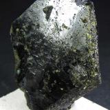 Epidota
Baluchistan, Pakistán
6’5 x 5 cm.
Un cristal de sección hexagonal.  Atrae fuertemente al imán. (Autor: prcantos)