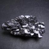 Galena
Krushev dol Mine, Madan ore field, Rhodope Mountains, Smolyan Oblast, Bulgaria
6,5 x 3 x 2 cm.
Abigarrado grupo de cristales que presentan una acusada macla según la ley de la espinela, típica de este yacimiento, un verdadero paraíso para el coleccionista de galenas. Pieza flotante, sin contacto (Autor: Antonio Alcaide)