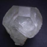 Fluorita
Shangbao Mine, Leyang, Hunan, China
7 x 6 x 5 cm.
Criistal terminado casi en su totalidad con las caras del cubo y del octaedro bien desarrolladas. Creo que no hace falta indicarlas esta vez. Como inclusiones pequeños cristales de dolomita que soy incapaz de fotografiar. Múltiples escalonamientos y "deconstrucción" de los cristales que te sirven para pasar mucho tiempo dándole vueltas en la mano apreciándolos -ventajas de los cristales sueltos-. (Autor: Antonio Alcaide)