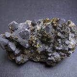 Galena y marcasita
Sweetwater Mine, Ellington, Viburnum Trend District, Reynolds Co., Missouri, EEUU
9 x 5,5 x 4 cm.
Cristales de galena de hábito cuboctaédrico con octaedro dominante acompañados de pequeños cristales de marcasita y dolomita sobre matriz. (Autor: Antonio Alcaide)