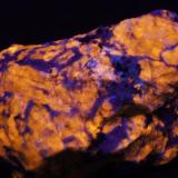 Sodalita - Fluorescente
Poudrette Quarry, Mont St-Hilaire, Quebec, Canada.
80 x 62 mm
Luz UV onda larga. (Autor: Daniel C.M.)