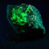 Powellita con Ópalo (var. Hialino) - Fluorescente
Coaldale, Nevada, EEUU
55x32x38 mm
Con onda corta la Powellita es amarillo pálido y el Ópalo verde. (Autor: Juan María Pérez)