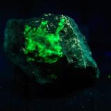 Powellita con Ópalo (var. Hialino) - Fluorescente
Coaldale, Nevada, EEUU
55x32x38 mm
Con onda corta la Powellita es amarillo pálido y el Ópalo verde. (Autor: Juan María Pérez)