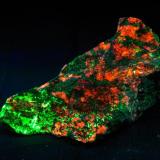 Willemita con Calcita - Fluorescente
Franklin, Nueva Jersey, EEUU
110x58x70 mm
Con onda corta la Willemita es verde y la Calcita rojo naranja. (Autor: Juan María Pérez)