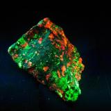 Willemita con Calcita - Fluorescente
Franklin, Nueva Jersey, EEUU
110x58x70 mm
Con onda corta la Willemita es verde y la Calcita rojo naranja. (Autor: Juan María Pérez)