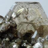 Apatito, Moscovita
Panasqueira, Beira Baixa, Portugal
5 x 4 cm. El Apatito 1 cm.

Detalle de las inclusiones (Autor: javier ruiz martin)