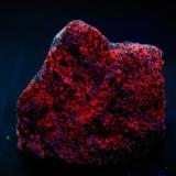 Benstonita con Hausmanita y Calcita - Fluorescente
Langban, Suecia
56x53x36 mm
Luz UV onda corta.
Benstonita es lila.
Calcita es roja. (Autor: Juan María Pérez)