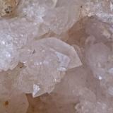 Cuarzo
Región de Saguia El Hamra. Marruecos
Ancho de imagen 3 cm.
Detalle de la geoda anterior, en donde se observa un cristal de cuarzo biterminado en la zona central. (Autor: María Jesús M.)