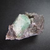 Berilo
Carnaiba Mine, Pindobaçu, Campo Formoso, Bahia, Brasil
3&rsquo;5 x 2&rsquo;5 cm.
Un prisma de berilo verde con base hexagonal elongada.  La matriz parece cuarzo masivo grisáceo, o una cuarcita de aspecto sacaroideo. (Autor: prcantos)