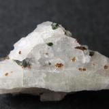 Wollastonita
Willsboro, Essex County, Nueva York, Estados Unidos
2 x 1 cm.
Wollastonita blanca con granos verdes de diópsido y rojos de grosularia.  Paragénesis típica de los mármoles metasomáticos de silicato cálcico. (Autor: prcantos)