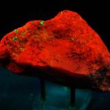 Calcita con Willemita - Fluorescente
Franklin, Sussex Co, New Jersey, EEUU
90 x 55 x 47 mm
Luz UV onda corta
Calcita es rojo naranja
Willemita es verde (Autor: Juan María Pérez)