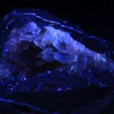 Calcita  - Fluorescente.
Mina de San Salvador, Cerro de las Cañadas, Aldea Moret, Cáceres, España.
75 x 55 x 45 mm
Luz UV onda corta. (Autor: Daniel C.M.)