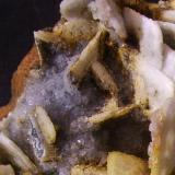 Barita, calcita
Minas El Conjuro, Busquístar, Granada, Andalucía, España
9,5 x 6,5 x 4 cm
Detalle de los cristales algo azulados de calcita a la izquierda de la foto. (Autor: Antonio Alcaide)