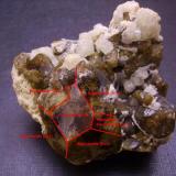 Vesubianita, calcita
Fushan Mine, She Co., Handan Prefecture, Hebei Province, China
6 x 6 x 4,5 cm
Indicación de las caras. Los cristales, como los que son flotantes del mismo yacimiento, son bipirámides tetragonales con pinacoide como en este caso. Aparece también una sola cara de una pirámide ditetragonal (que de aparecer todas nos daría una bipirámide de ocho caras arriba y ocho abajo en lugar de cuatro y cuatro como en este caso). Tengo un cristal flotante en el que el pinacoide aparece sólo rematando una pirámide, por abajo la terminación es en punta. (Autor: Antonio Alcaide)