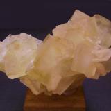 Apofilita-(KF), estilbita-Ca
Nasik, Maharashtra, India
10,5 x 8 x 6,5 cm
Magnífico ejemplo de apofilita tabular, poco frecuente en La India -sí en algunas canteras del Este de EEUU-. Cristales que presentan una relación 4/1 más propia por ejemplo de la wulfenita. A destacar también el poco esperado color amarillo y una bonita zonación en los dos cristales mayores. (Autor: Antonio Alcaide)