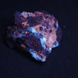 Fluorapatito, Calcita, Hematites - Fluorescente.
Mina Nuestra Señora del Carmen, La Celia, Jumilla, Murcia, España
65 x 60 x 41 mm
Luz UV onda corta. (Autor: Daniel C.M.)