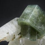 Fluorapatito + Cuarzo
Minas de Panasqueira - Beira Baixa - Portugal.
8.5 x 5.5 cm - Cristal de 4.5 x 3 cm (Autor: Diego Navarro)