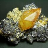 Calcita
Elmwood Mine, Smith Co, Tennessee, USA
20 x 16 cm. Cristal de 10´5 cm (Autor: geoalfon)