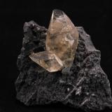 Calcite
Nandan, Guangxi Zhuang, China
7.2 x 4 x 6.2 cm (Author: Don Lum)