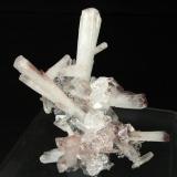 Hemimorfita con Calcita
Santa Eulalia, Aquiles Serdán, Chihuahua, México
Tamaño de la pieza: 6.4 × 5.7 × 2.7 cm
El cristal más grande mide: 3.9 × 0.8 cm
Encontrada en 1995
Ex colección Silvane
Foto: Minerales de Referencia (Autor: Jordi Fabre)