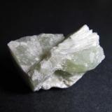 Jadeíta
China
3&rsquo;5 x 2 cm.
Jadeíta masiva, un componente característico de rocas de alta presión por descomposición de la albita:

albita -&gt; jadeíta + cuarzo (Autor: prcantos)