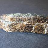 Lamprofilita
Lovozero, Península Kola, Rusia
6 x 1&rsquo;5 cm.
Cristales marrones de hábito tabular o escamoso (parecido a las micas) junto a aegirina verde. (Autor: prcantos)