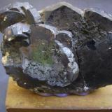 Ilmenita
Zagi Mt., Hameed Abad Kafoor Dheri, Peshawar, Khyber Pakhtunkhwa (North-West Frontier Province), Pakistán
7,5 x 6 x 2 cm
Cristal de ilmenita de gran tamaño acompañado por otros menores. Completamente cristalizado. Reparado y con algunas fisuras. No es de la zona de Skardu, pero esa montañita de Zagi guarda muchas maravillas... (Autor: Antonio Alcaide)