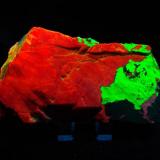 Calcita con Willemita - Fluorescente
Franklin, Sussex Co, New Jersey, EEUU
140 x 75 x 25 mm
Bajo UV de OC la Calcita es roja y la Willemita verde. (Autor: Juan María Pérez)